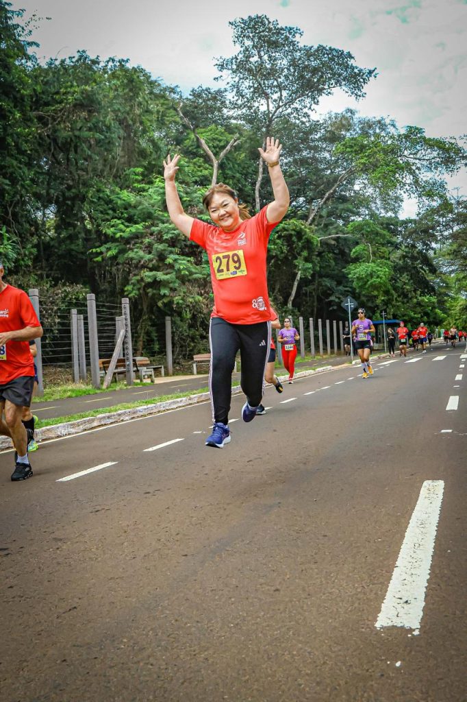 imagem da marina torres (coordenadora da rede homesul) saltando durante corrida.