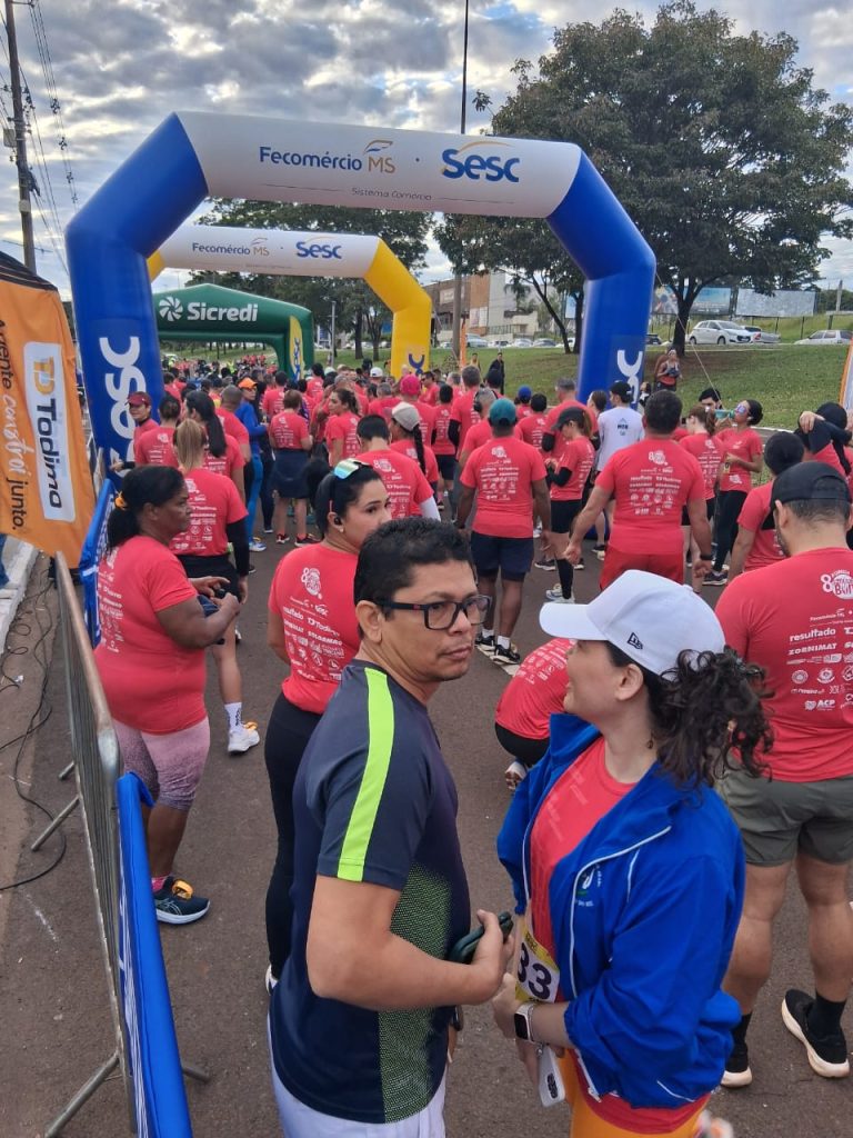 Foto de pessoas se preparando para largada de corrida na avenida afonso pena em frente a praça das nações indigenas.