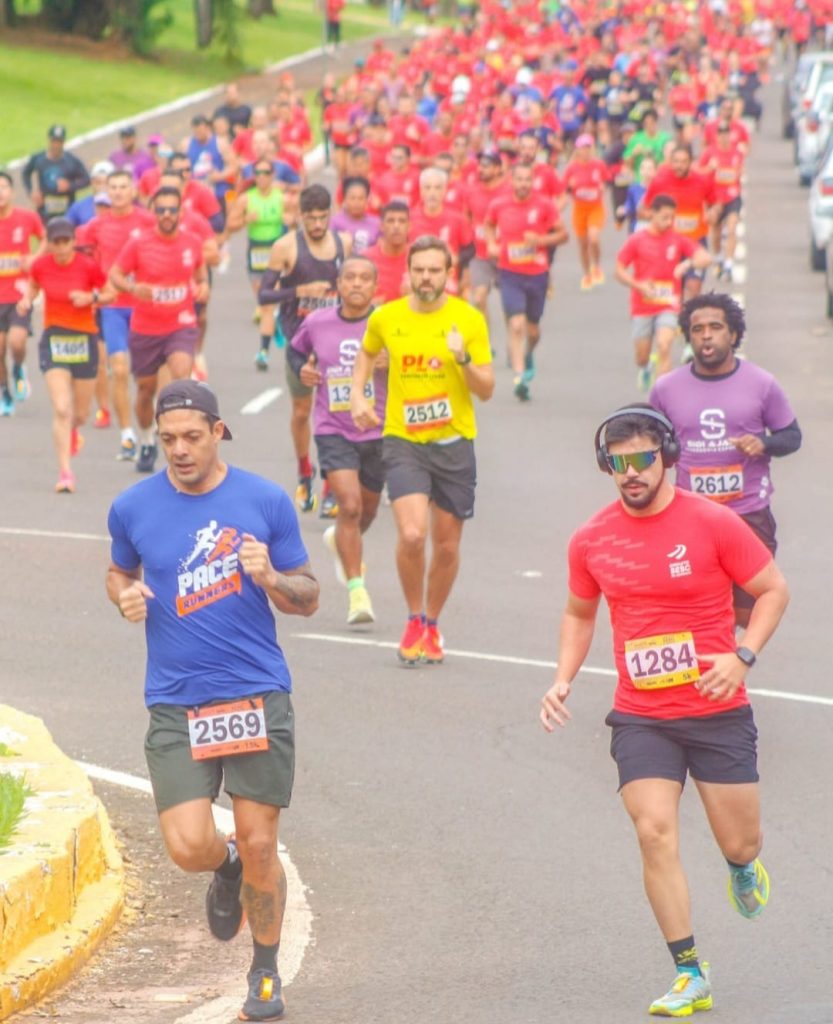 foto de grupo grande de pessoas praticando competição de corrida e caminhada.